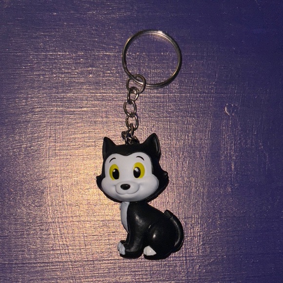 Disneys Minnie Mouse’s pet cat figaro keychain - Picture 2 of 4